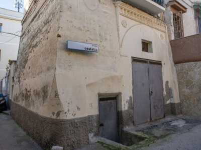 Se quello sovrastante � interamente intonacato, quello inferiore lascia intravedere il bugnato originario. �La torre � l�unica parte del castello medievale ancora esistente�, rivela Rocco